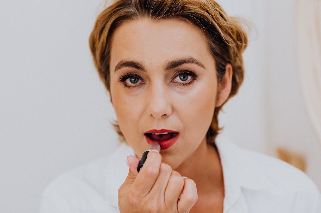 7 Makeup Mistakes for Mature Skin That Makeup Artists Fix First - LUNA London