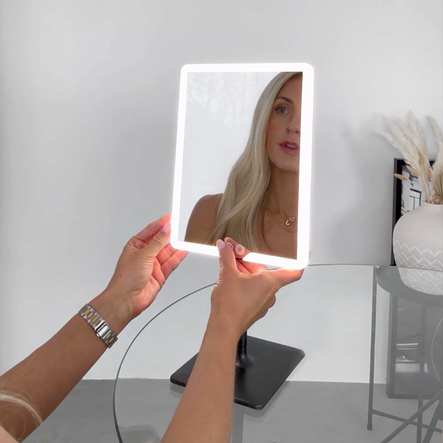 Best Makeup Mirror in 2026: What Actually Matters (Lighting, CRI, Magnification)