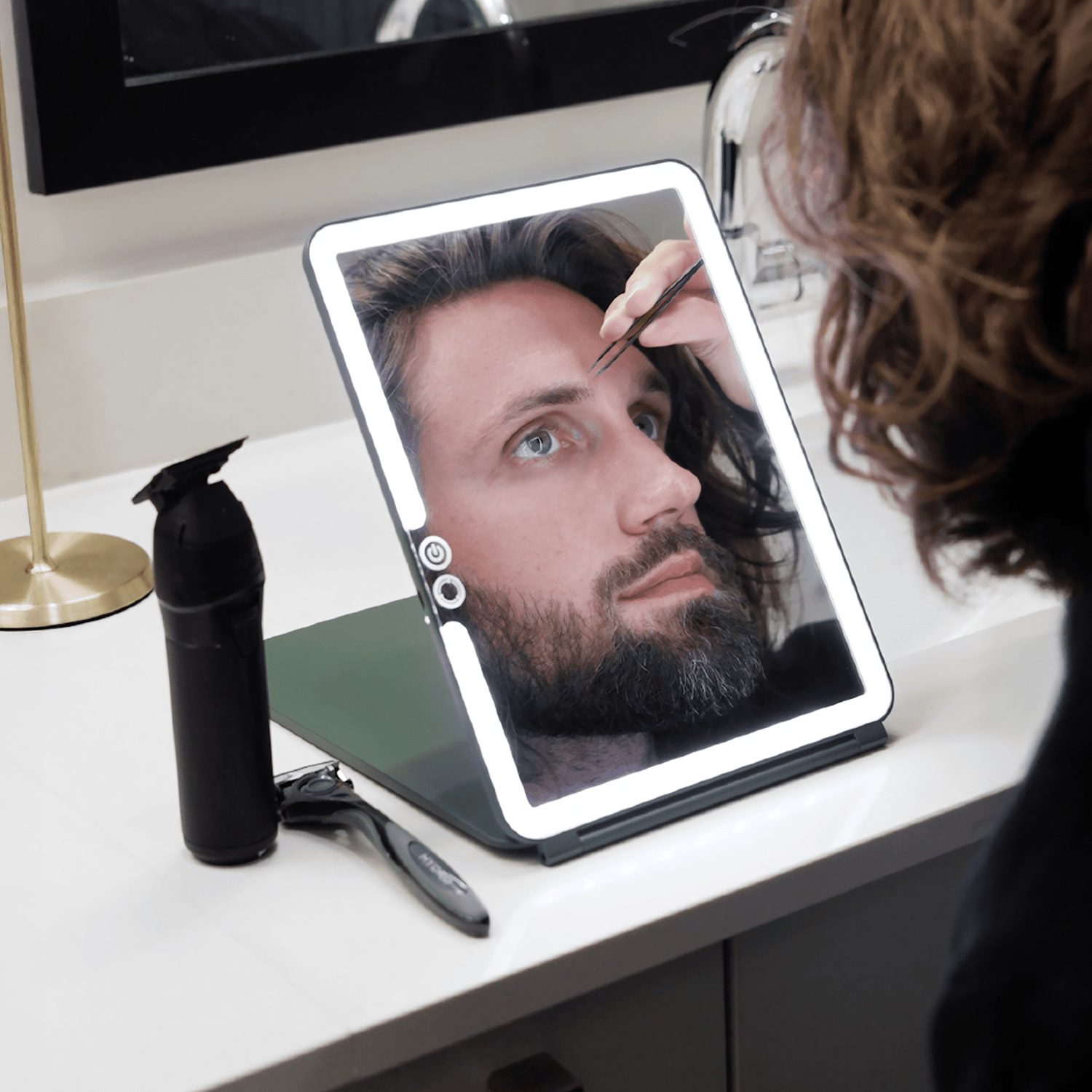 Best Mirror for Brow Tweezing and Shaping According to Experts - LUNA London