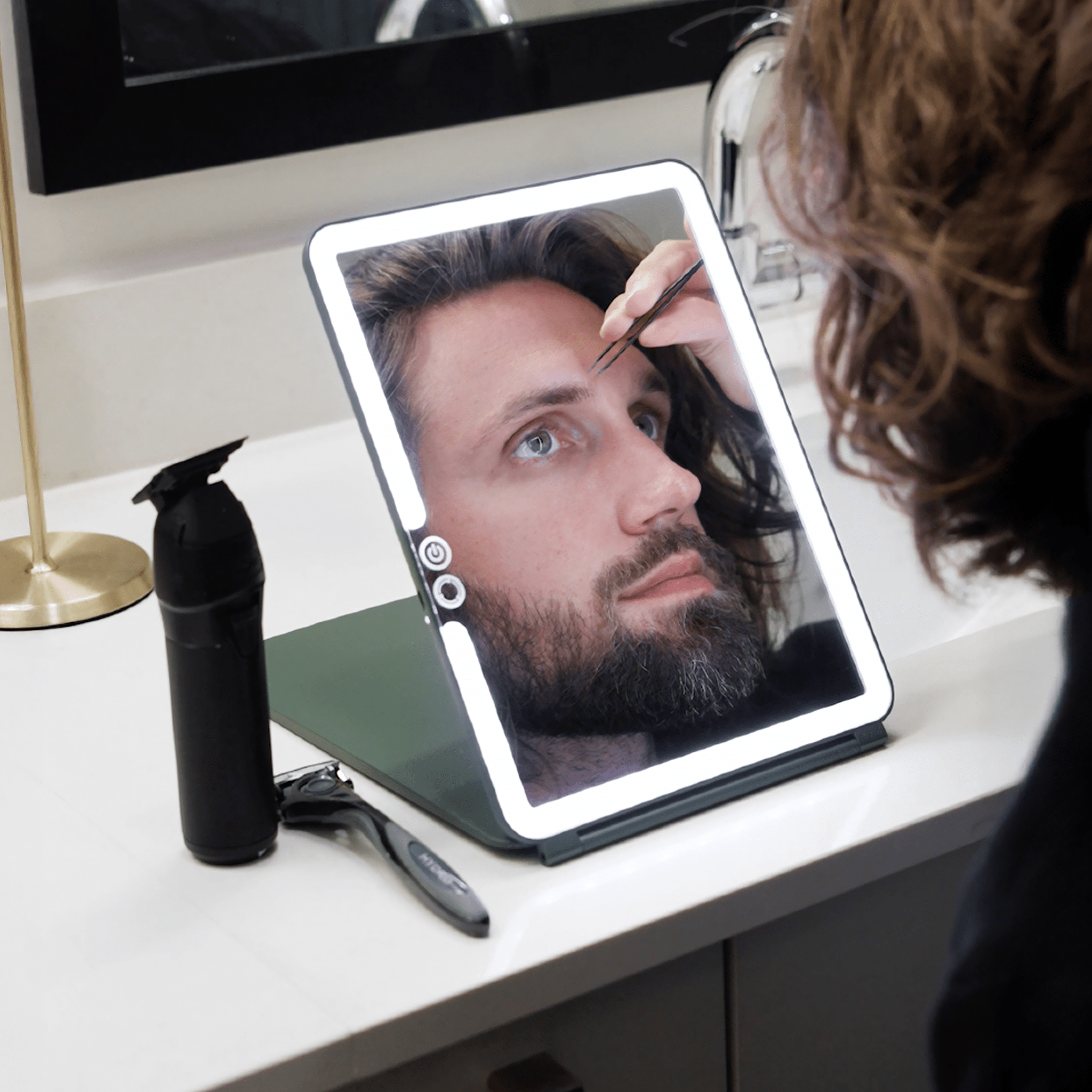 Best Mirror for Brow Tweezing and Shaping According to Experts - LUNA London