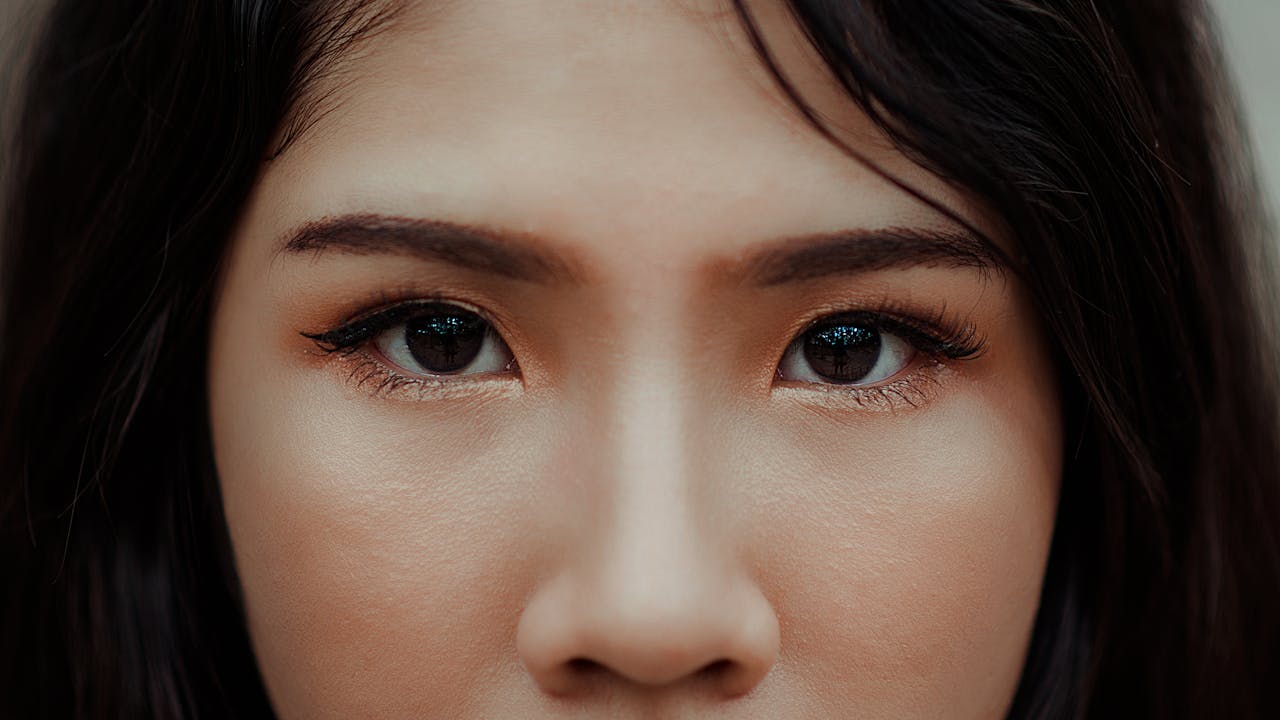 Eyebrow Mirror Buying Guide: Light, Angle and Magnification (No Over-Tweezing) - LUNA London