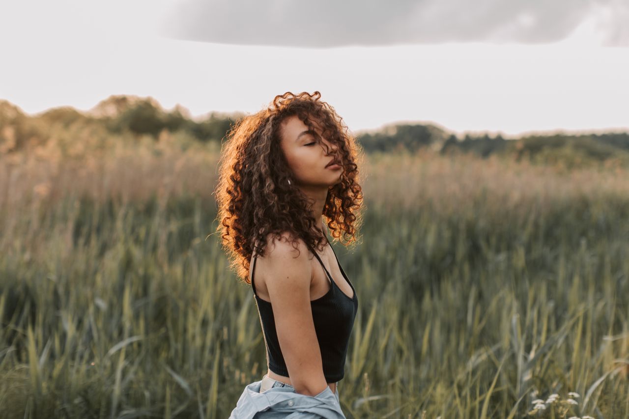Humidity Hair Rescue: What Stylists Fix First When Frizz Takes Over - LUNA London
