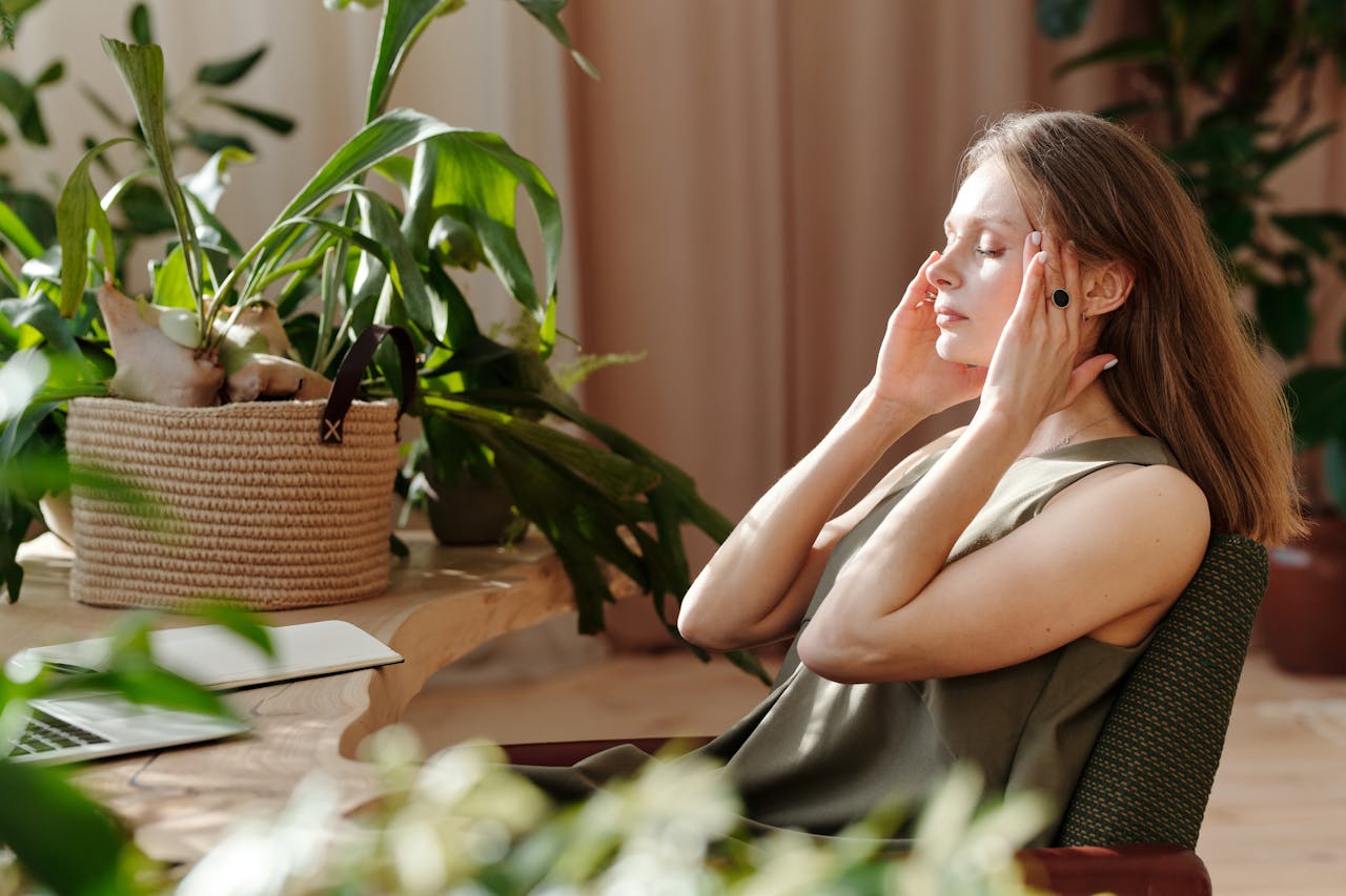 LED Mirrors for Wellness: Can the Right Lighting Help Relieve Headaches? - LUNA London