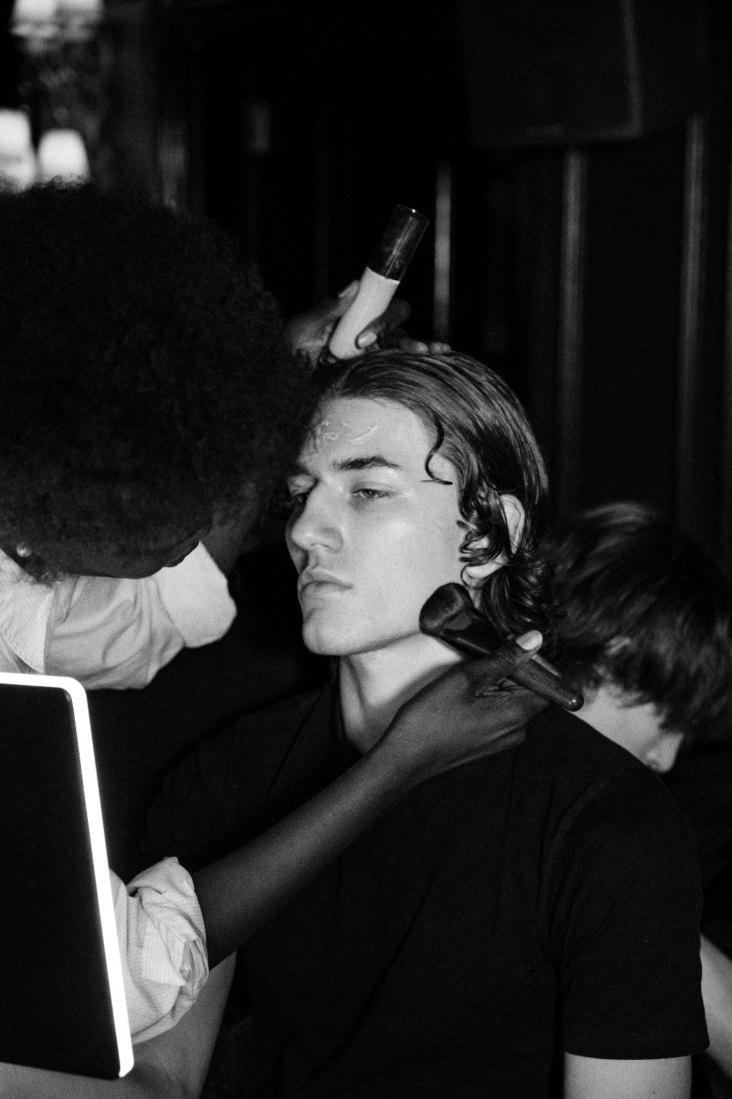 The Rise of the Cosmetic Light Mirror: Why Skincare Experts Swear by Them - LUNA London