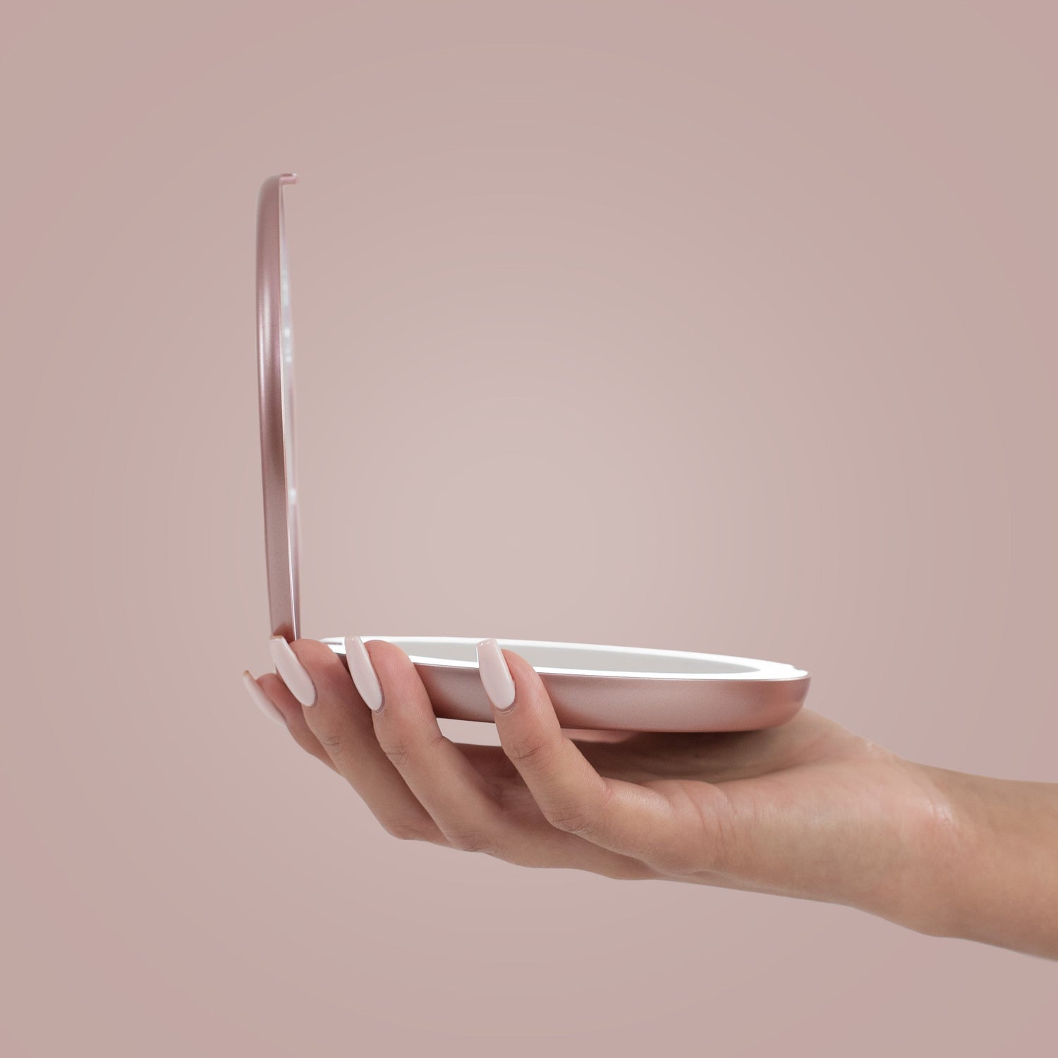 Your Travel Bag’s Secret Weapon: The Compact Mirror Light - LUNA London