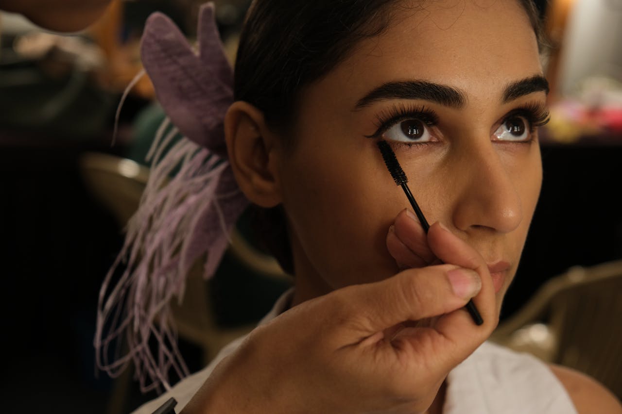 7 Mascara Mistakes Makeup Artists Fix When Eyes Look Smaller - LUNA London