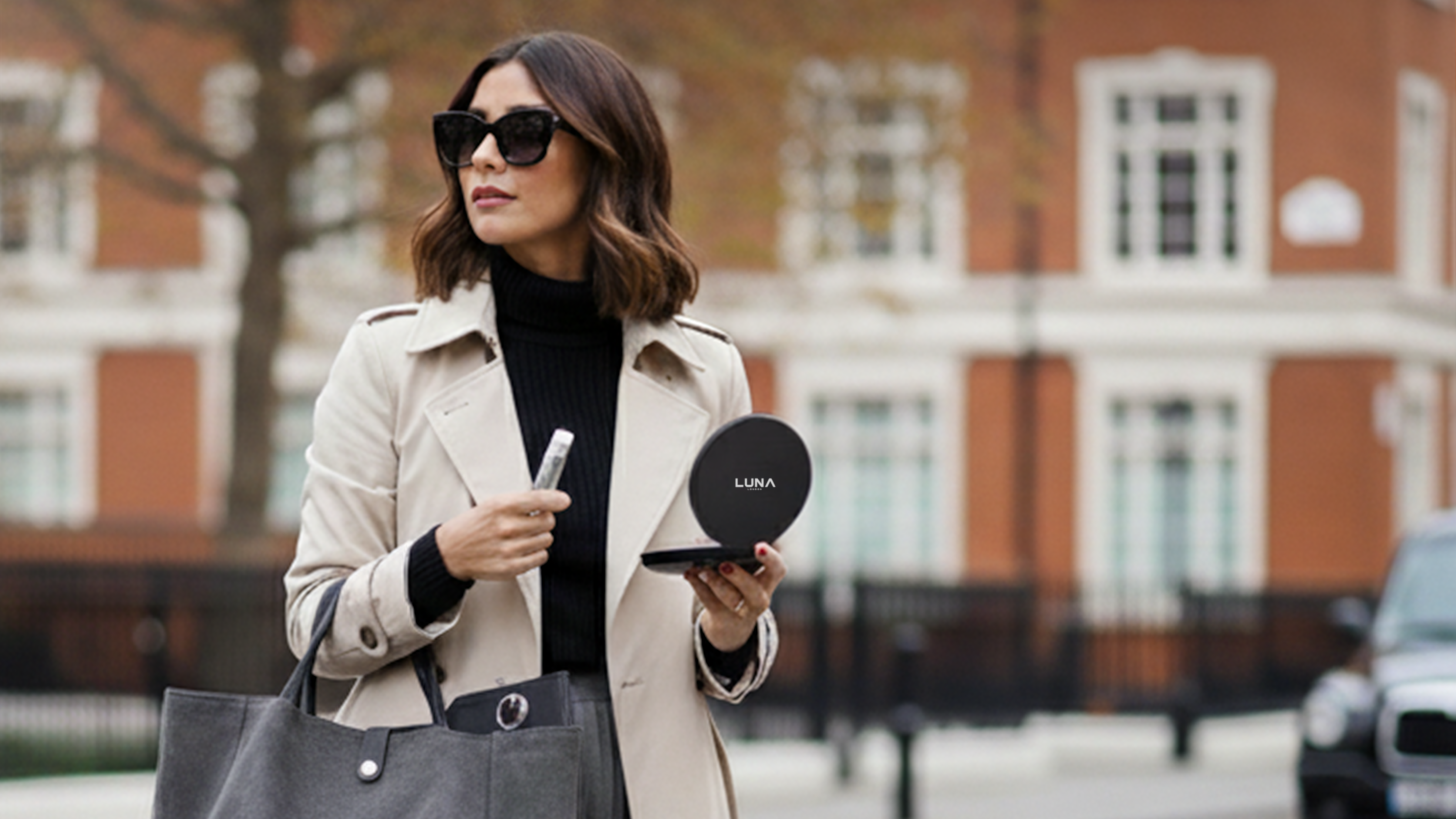 COMPACT 2.0: The Sleek Mirror That Fits in Your Bag