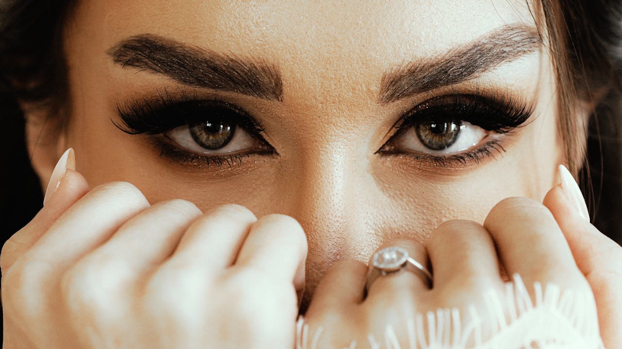 How to Master False Lash Application with 7x Zoom - LUNA London